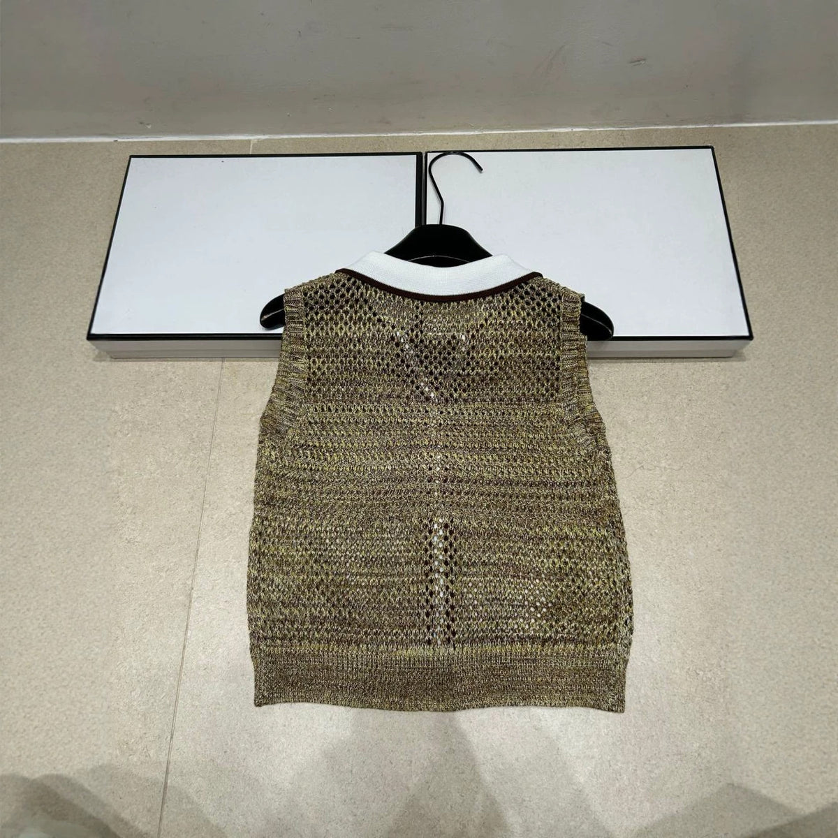Camiseta sin mangas sin mangas de marca de punto de punto con botón de letra M con cuello hueco y bloqueados de color, camiseta versátil para mujer que slimeja, 26 novedades