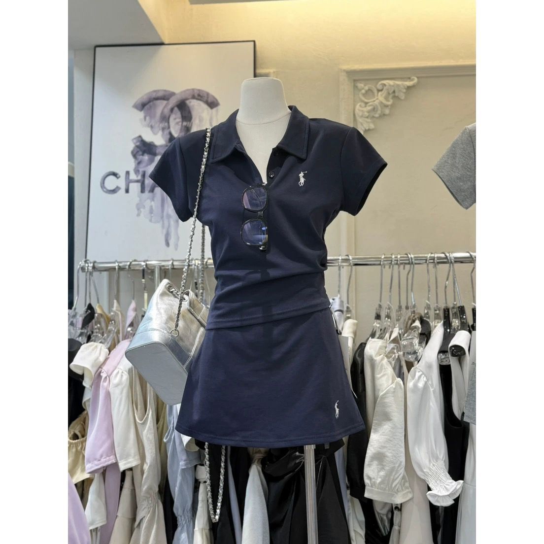 Conjunto deportivo casual para chicas atractivas, camiseta de manga corta de cuello alto para chicas chicas de verano nueva coreana con cuello de poco, conjunto de falda de dos piezas
