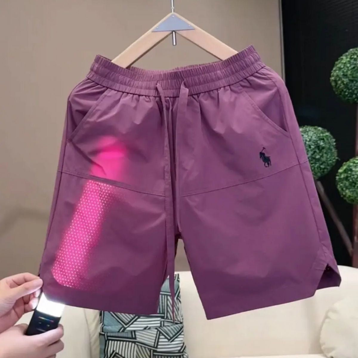 Nuevos pantalones cortos casuales transpirables perforados con láser para hombre en verano, pantalones de seda de hielo rápido y sueltos y sueltos de cinco puntos