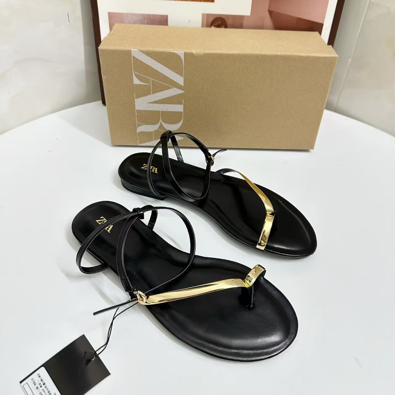 ZA2025 Zapatillas Nuevas de Otoño para Mujer Europeas y Americanas: Sandalias Tacones Planos Tacones Metálicos Negros con Tiras Metálicas con Cordones