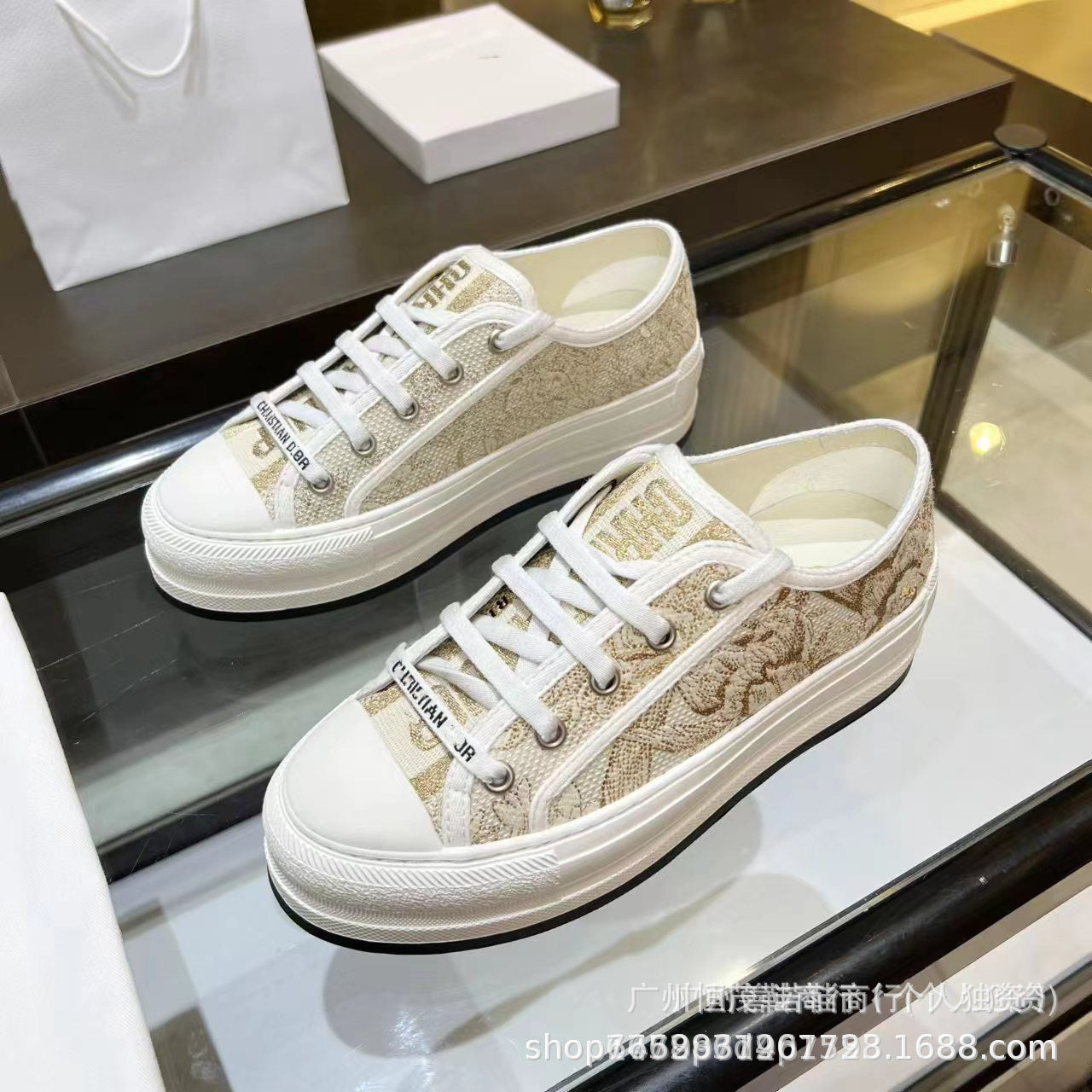 Familia D con bordado con letras primavera, nueva plataforma de Internet con cordones de celebridades de celebridades con cordones en altura interior aumenta zapatillas casuales INS fashion zapatillas solteras mujeres