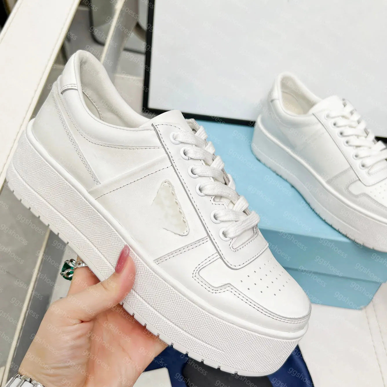 Spot primavera y otoño, nueva moda, zapatos polivalentes de suela gruesa y sucios, mujeres viejas con cordones grasos, ding estrella zapatos de pan