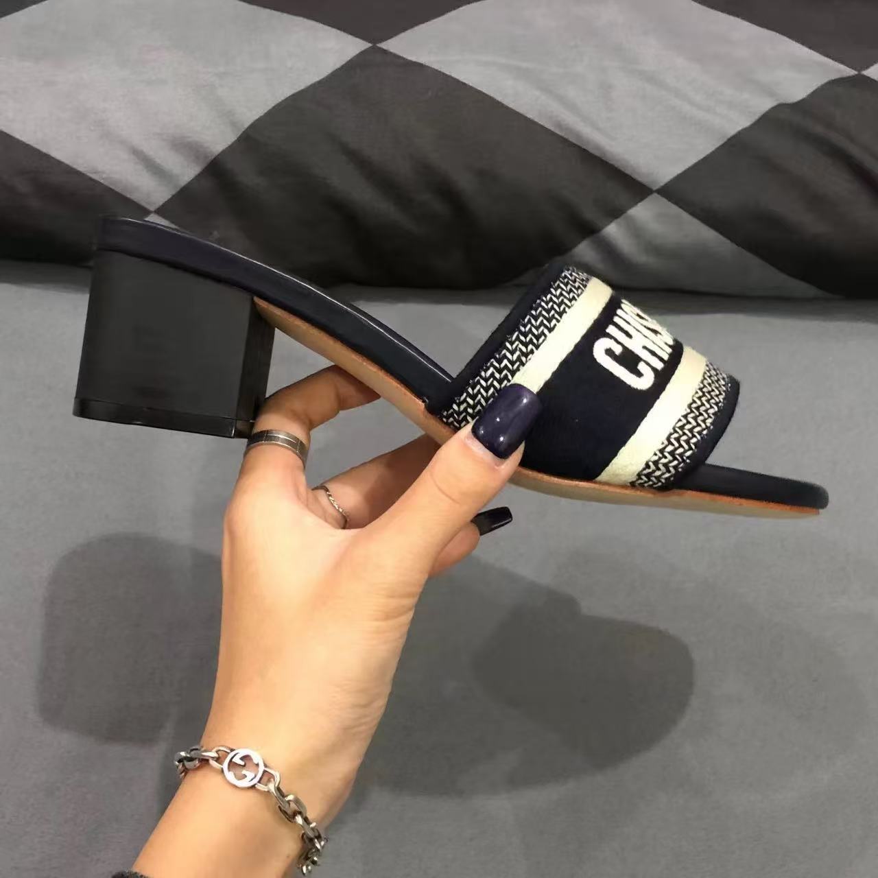 Comercio Exterior 2026 Nuevo D. Inicio Monograma Zapatillas de tacón grueso bordadas para ropa exterior de mujer, sandalias de tacón plano casuales playa famosas en Internet