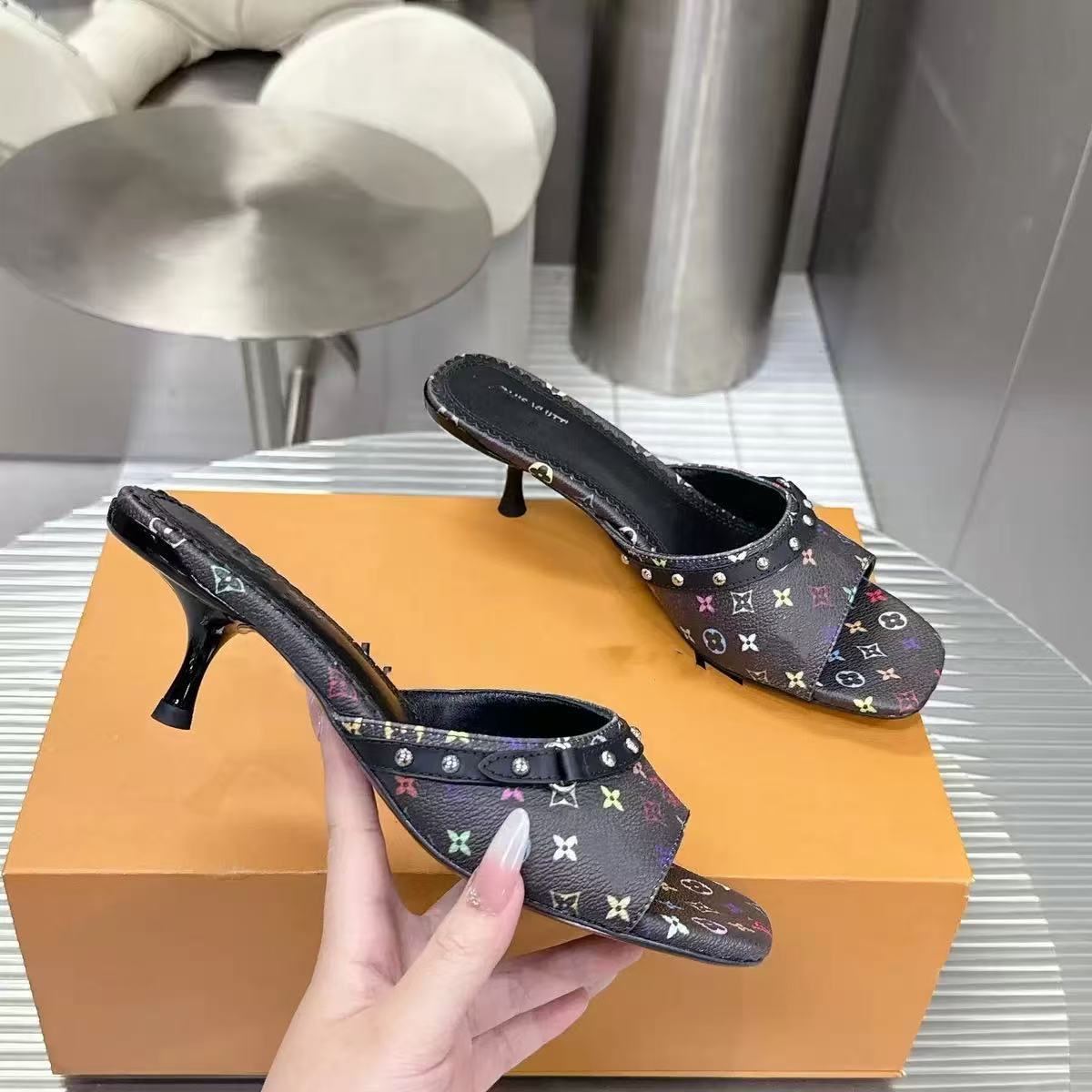 Nuevos vaqueros de primavera y verano europeo y americano 2025 con sandalias de punta abierta, zapatos clásicos de tacón de gato estampados para mujer