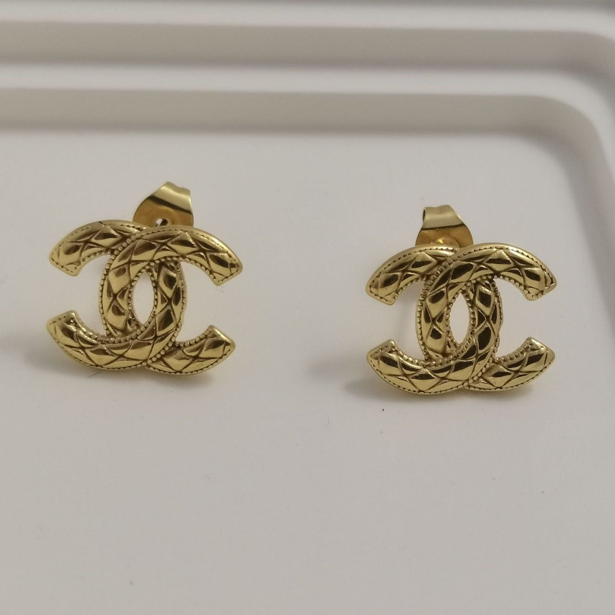 Elegantes y sofisticados, pendientes Chanel discretos de estilo Chanel, exquisito estilo versátil para desplazarse y estilo famoso en internet
