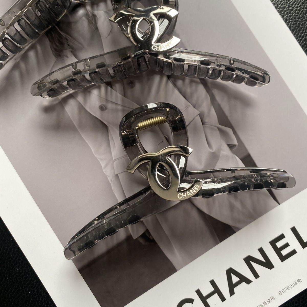 Nuevo clip de garra grande estilo Chanel, elegante y versátil pinza de tiburón para la parte trasera de la cabeza, clips de accesorio para el pelo de alta gama al por mayor