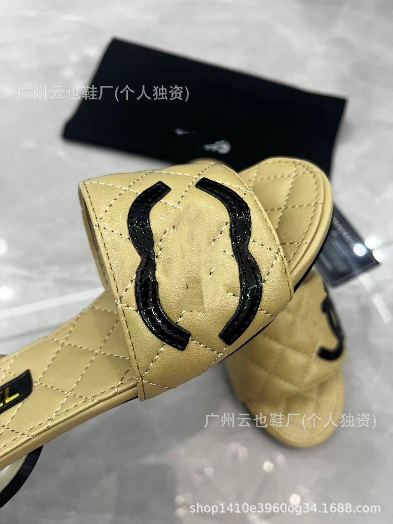 2026 Nuevo logo clásico de principios de primavera Doble C Strap-on de moda Panda Color-Fragancia Estilo Abrigo plano de diamante Prenda versátil