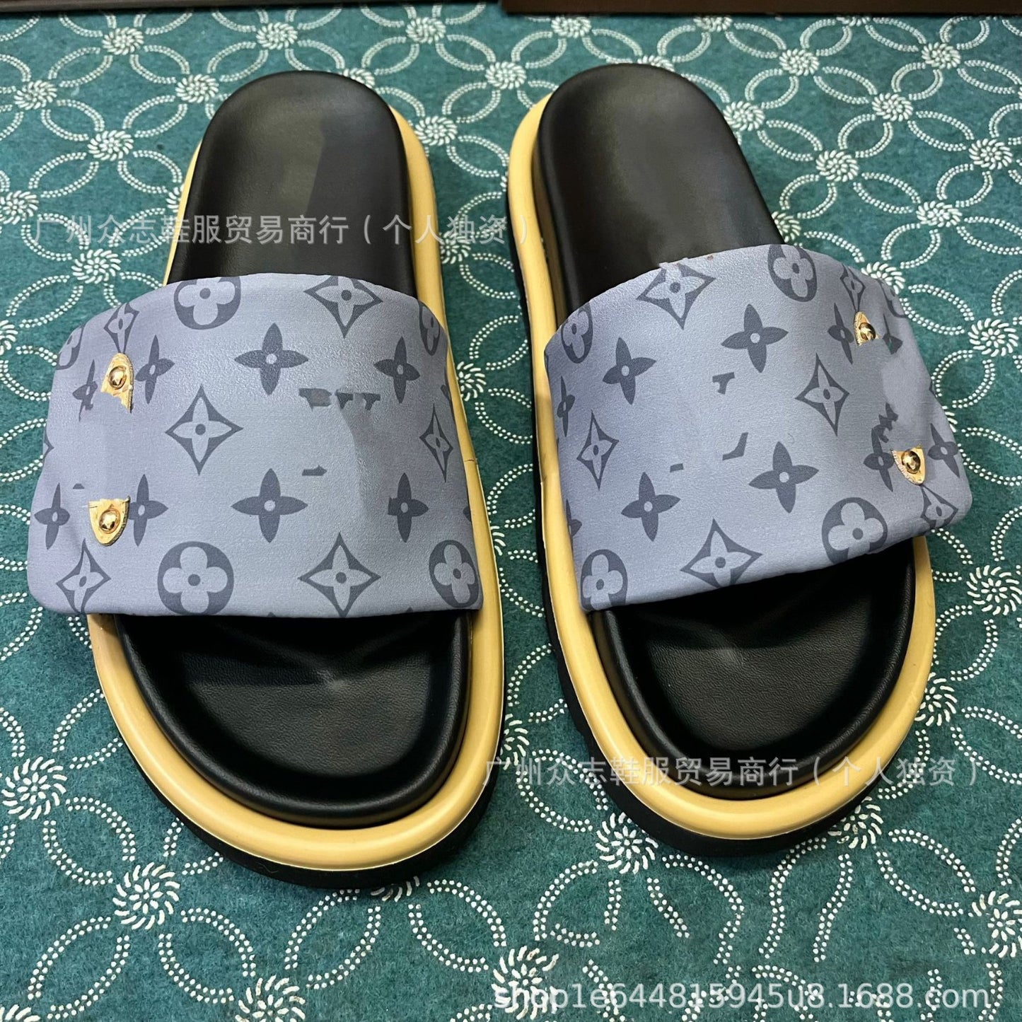 Comercio exterior Satén de Burro 2025 Verano Velcro Zapatillas de mujer Pastel mate para parejas Antideslizante Lote plano y de suela gruesa resistente al desgaste