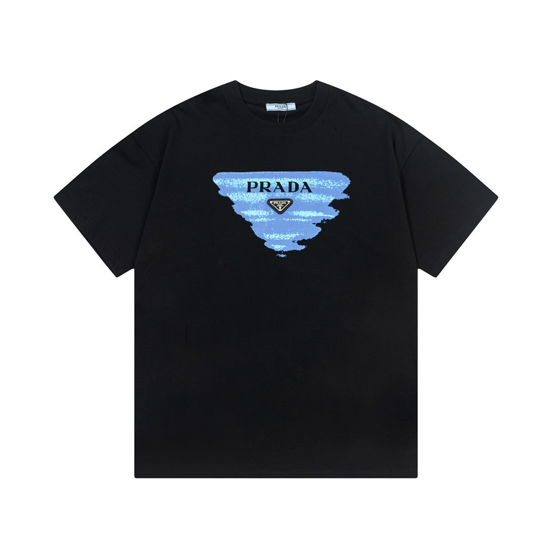 Versión de lujo de alta gama pra Pujia triángulo metálico LOGO, camiseta unisex de verano suelta y versátil con estampado y manga corta