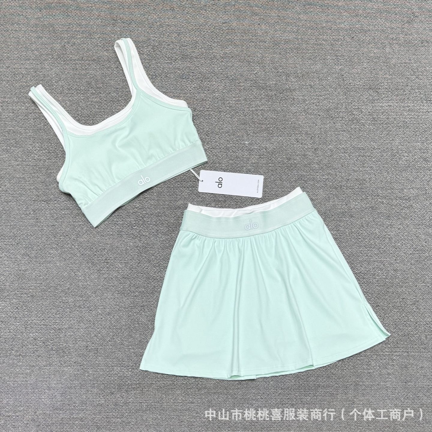 Conjunto de falda corta de camiseta de yoga en stock, deportes fitness para correr con almohadillas de sujetador, conjunto de sujetador de dos piezas para mujer